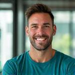 Retrato de Carlos Martín, un fisioterapeuta con ropa deportiva, sonriente y enérgico.